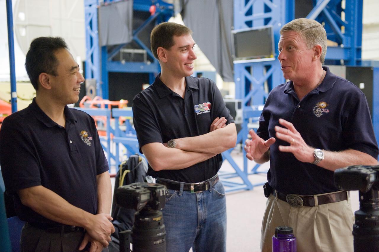 DATE: 3-15-11 LOCATION: Building 9 - ISS Mockup SUBJECT: Expedition 28/29 crew members during Docking Timeline Training. PHOTOGRAPHER: Lauren Harnett