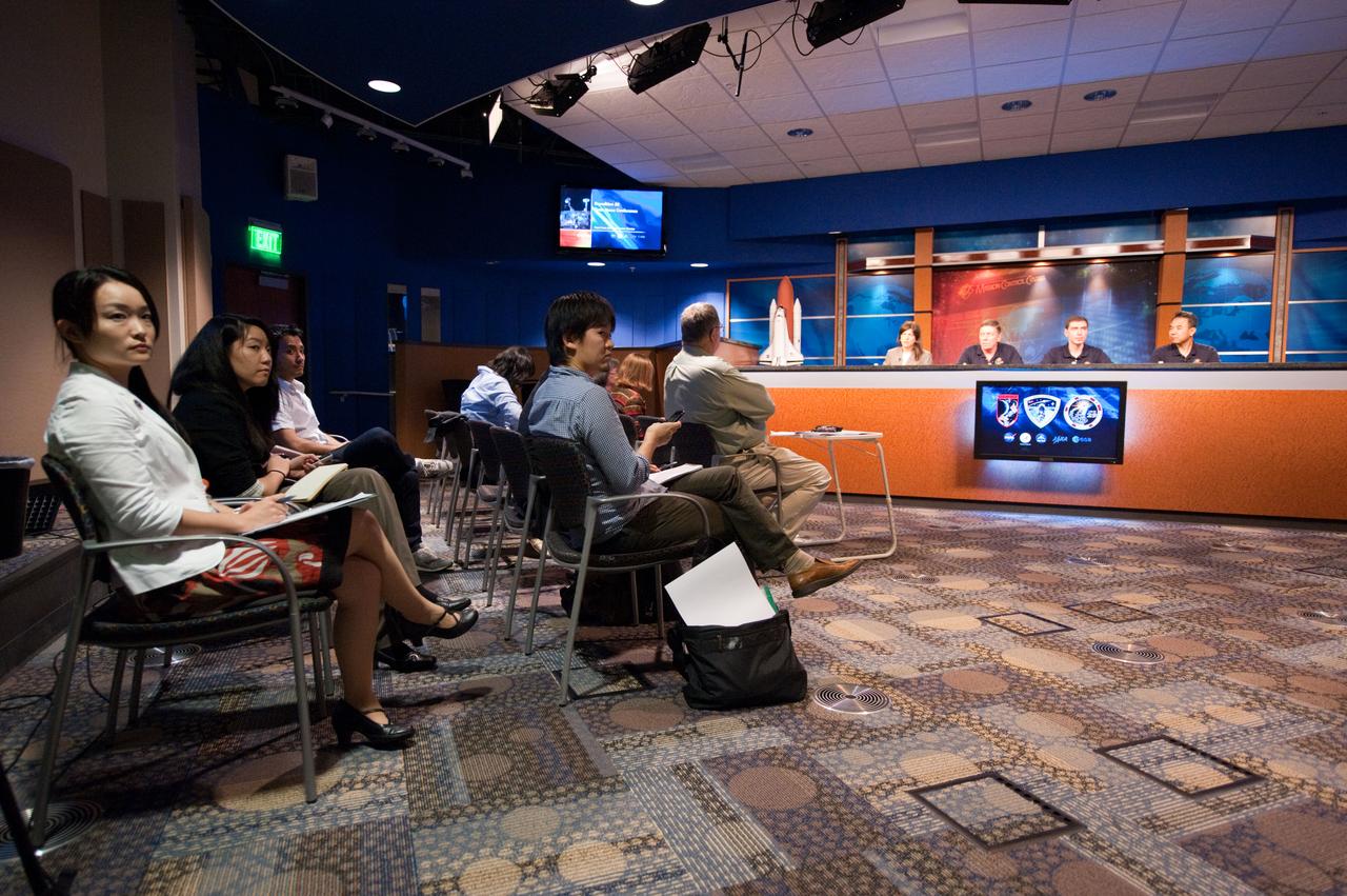 DATE: 3-21-11 LOCATION: Bldg. 2N, Press Conf. Room SUBJECT: Expedition 28 press conference with NASA astronaut Mike Fossum, Russian cosmonaut Sergei Volkov and JAXA astronaut Satoshi Furukawa PHOTOGRAPHER:  Lauren Harnett