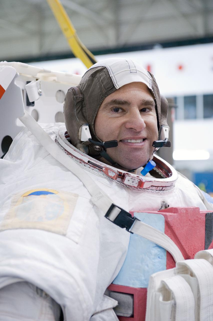 JSC2011-E-029115 (25 March 2011) --- NASA astronaut Greg Chamitoff, STS-134 mission specialist, attired in a training version of his Extravehicular Mobility Unit (EMU) spacesuit, awaits the start of a spacewalk training session in the waters of the Neutral Buoyancy Laboratory (NBL) near NASA's Johnson Space Center. Photo credit: NASA or National Aeronautics and Space Administration