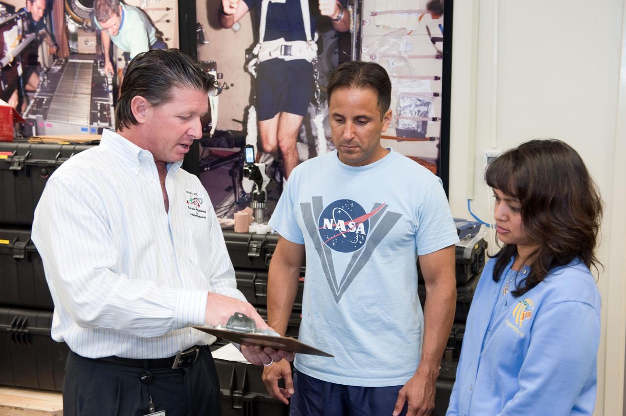 PHOTO DATE: 03-30-11 LOCATION: Building 261 - Room 138 SUBJECT: Expedition 32 Preflight Training with Joe Acaba during Treadmill Kinematics Baseline Data Collection WORK ORDER: 2011-0784 PHOTOGRAPHER: James Blair