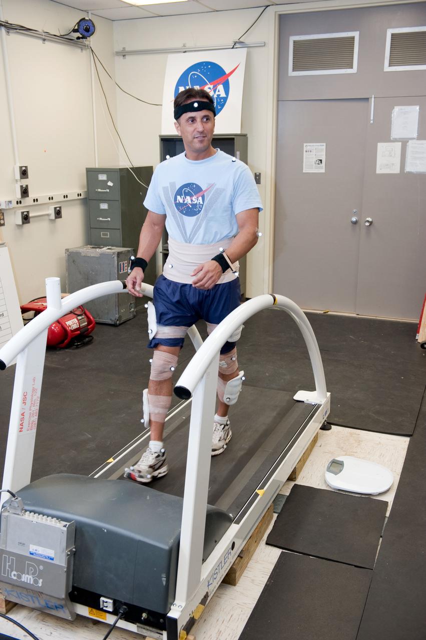 PHOTO DATE: 03-30-11 LOCATION: Building 261 - Room 138 SUBJECT: Expedition 32 Preflight Training with Joe Acaba during Treadmill Kinematics Baseline Data Collection WORK ORDER: 2011-0784 PHOTOGRAPHER: James Blair