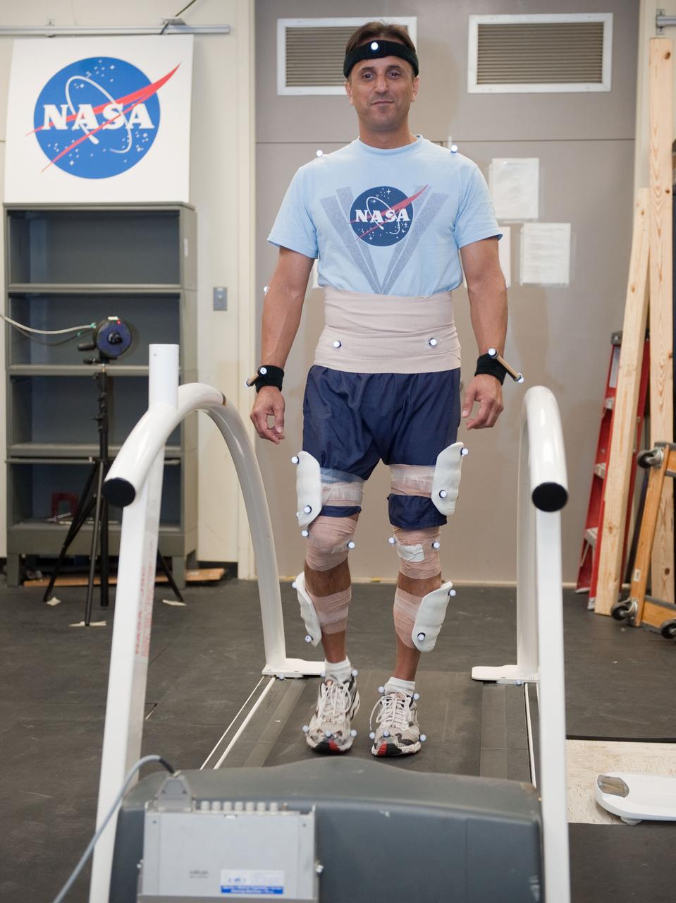 PHOTO DATE: 03-30-11 LOCATION: Building 261 - Room 138 SUBJECT: Expedition 32 Preflight Training with Joe Acaba during Treadmill Kinematics Baseline Data Collection WORK ORDER: 2011-0784 PHOTOGRAPHER: James Blair