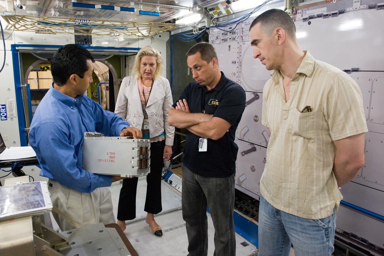DATE: 5-10-11 LOCATION: Bldg. 9NW - ISS Mockups SUBJECT: Expedition 29 crew members during OOM skills training in ISS mockups PHOTOGRAPHER: Lauren Harnett