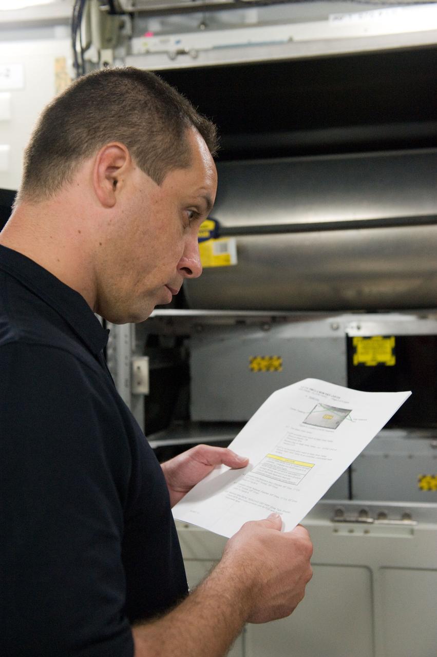 DATE: 5-10-11 LOCATION: Bldg. 9NW - ISS Mockups SUBJECT: Expedition 29 crew members during OOM skills training in ISS mockups PHOTOGRAPHER: Lauren Harnett