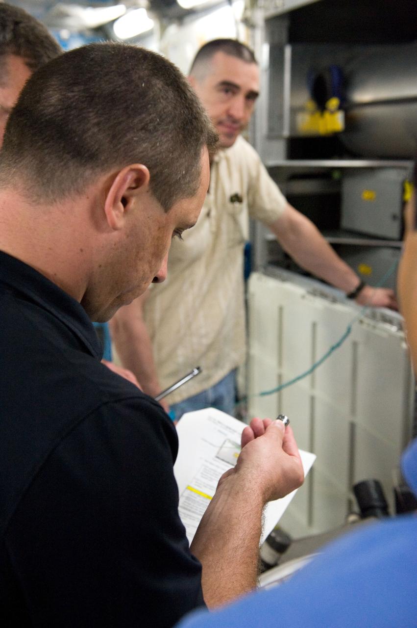 DATE: 5-10-11 LOCATION: Bldg. 9NW - ISS Mockups SUBJECT: Expedition 29 crew members during OOM skills training in ISS mockups PHOTOGRAPHER: Lauren Harnett