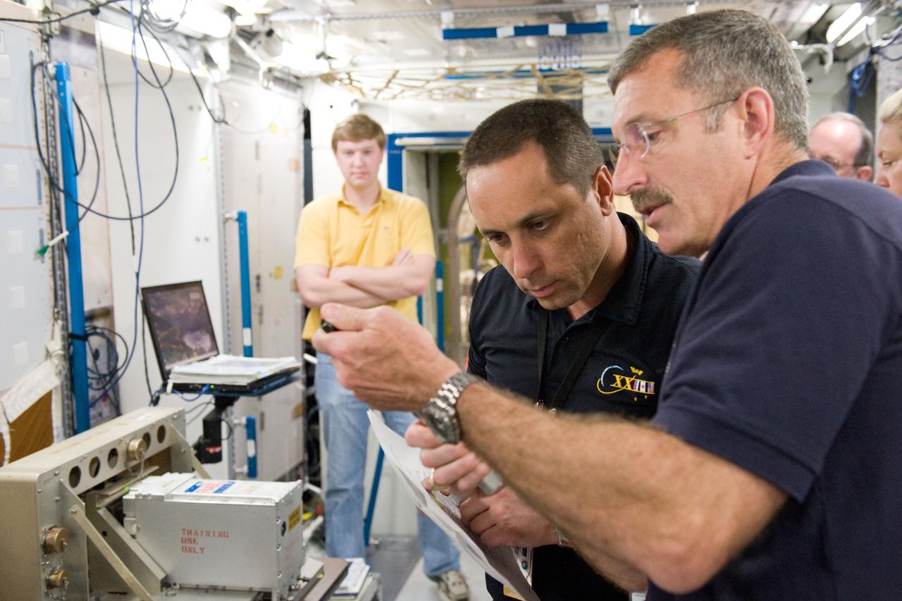 DATE: 5-10-11 LOCATION: Bldg. 9NW - ISS Mockups SUBJECT: Expedition 29 crew members during OOM skills training in ISS mockups PHOTOGRAPHER: Lauren Harnett