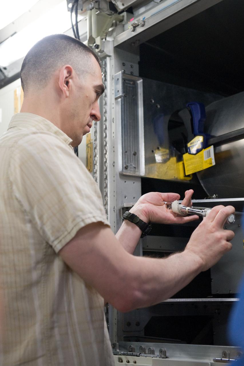 DATE: 5-10-11 LOCATION: Bldg. 9NW - ISS Mockups SUBJECT: Expedition 29 crew members during OOM skills training in ISS mockups PHOTOGRAPHER: Lauren Harnett