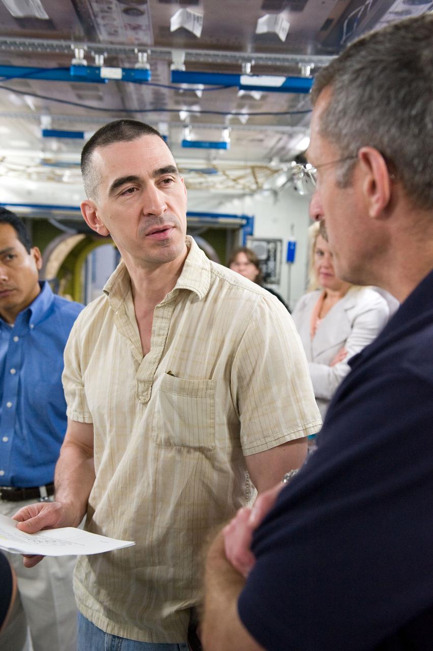 DATE: 5-10-11 LOCATION: Bldg. 9NW - ISS Mockups SUBJECT: Expedition 29 crew members during OOM skills training in ISS mockups PHOTOGRAPHER: Lauren Harnett