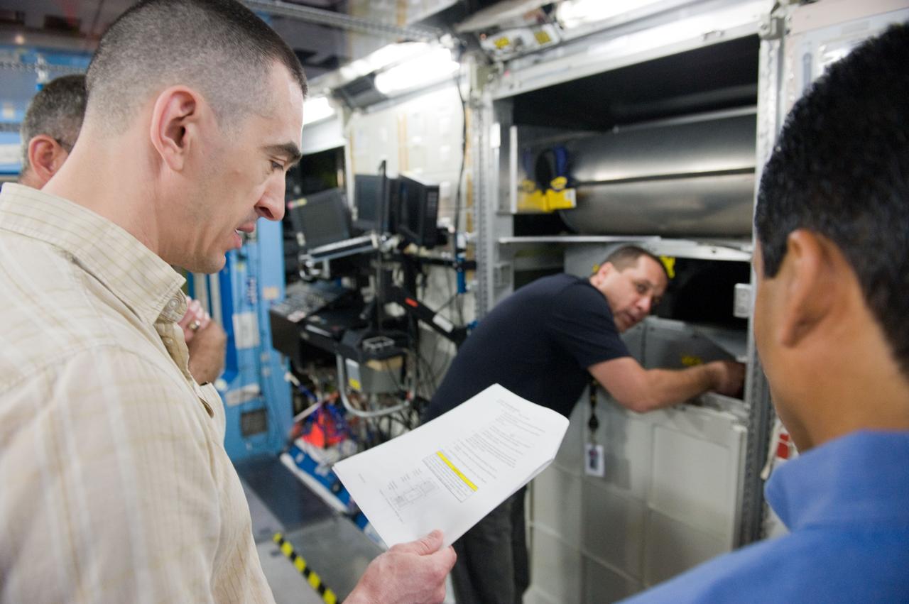 DATE: 5-10-11 LOCATION: Bldg. 9NW - ISS Mockups SUBJECT: Expedition 29 crew members during OOM skills training in ISS mockups PHOTOGRAPHER: Lauren Harnett