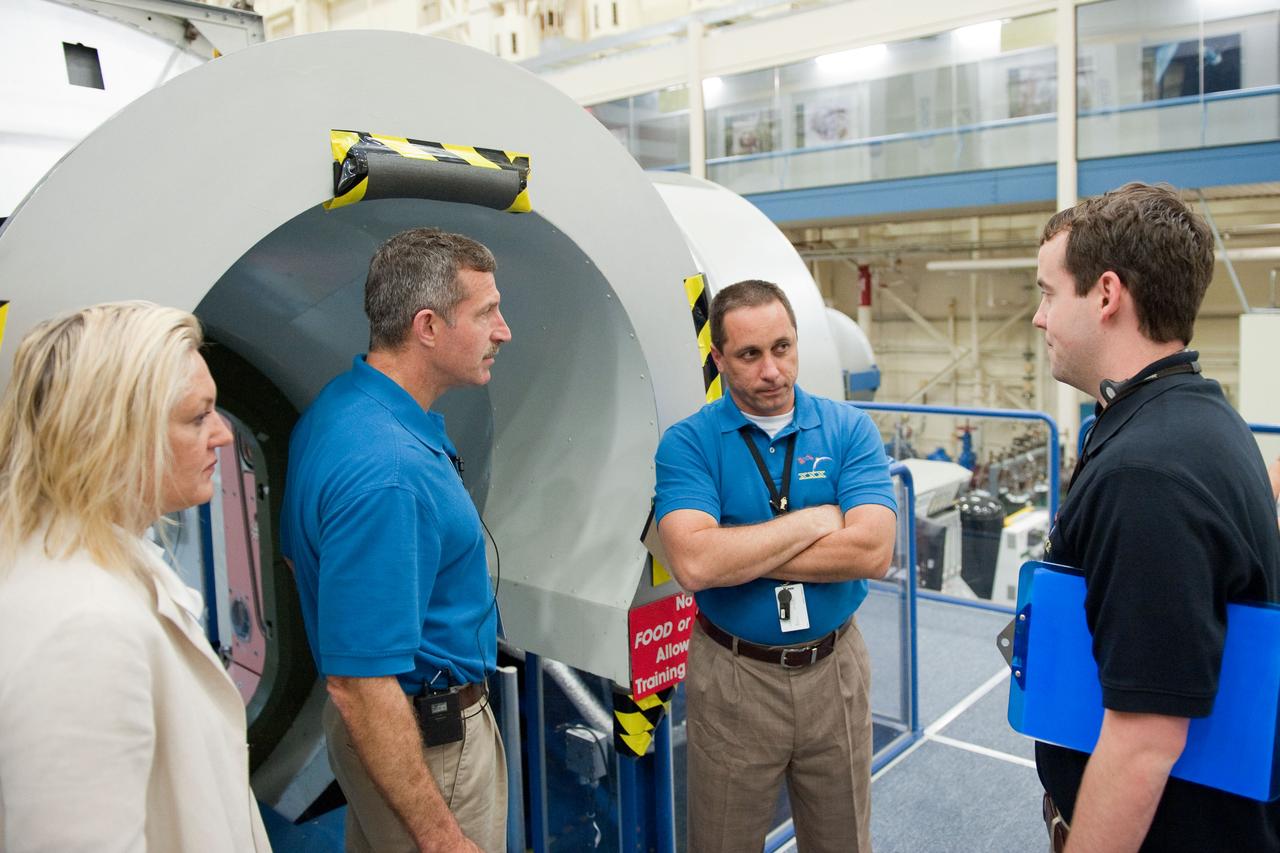 PHOTO DATE: 05-11-11 LOCATION: Bldg 9NW, ISS Mockups SUBJECT: Expedition 29/30 Emergency Ops training in ISS mockups WORK ORDER: 2011-1190 PHOTOGRAPHER: James Blair