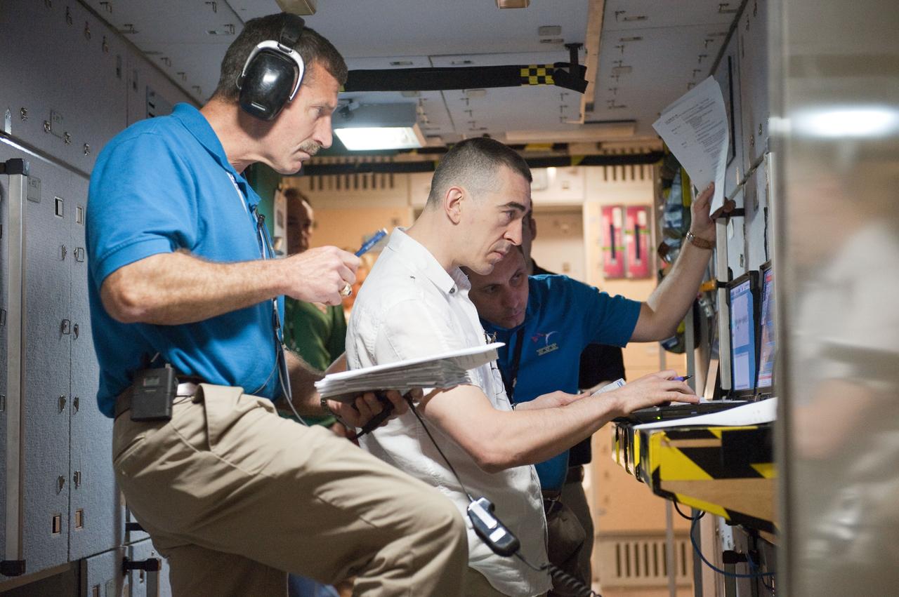 PHOTO DATE:  05-11-11 LOCATION:  Bldg 9NW, ISS Mockups SUBJECT:  Expedition 29/30 Emergency Ops training in ISS mockups WORK ORDER: 2011-1190 PHOTOGRAPHER: James Blair  