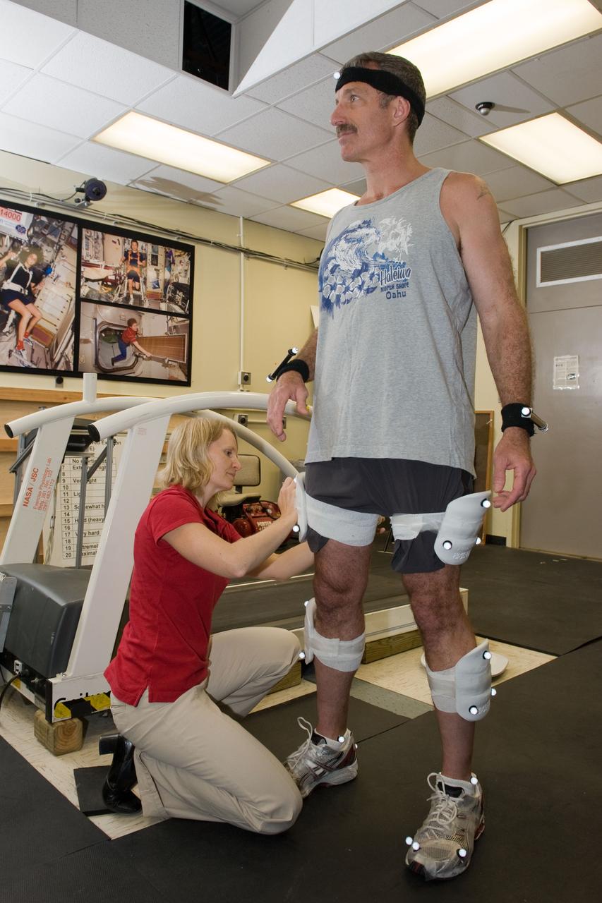 PHOTO DATE: 5-12-11 LOCATION: Building 261 - Room 138 SUBJECT: Expedition 29 Preflight Training with Dan Burbank during Treadmill Kinematics Baseline Data Collection. WORK ORDER: 2011-1214 PHOTOGRAPHER: Lauren Harnett