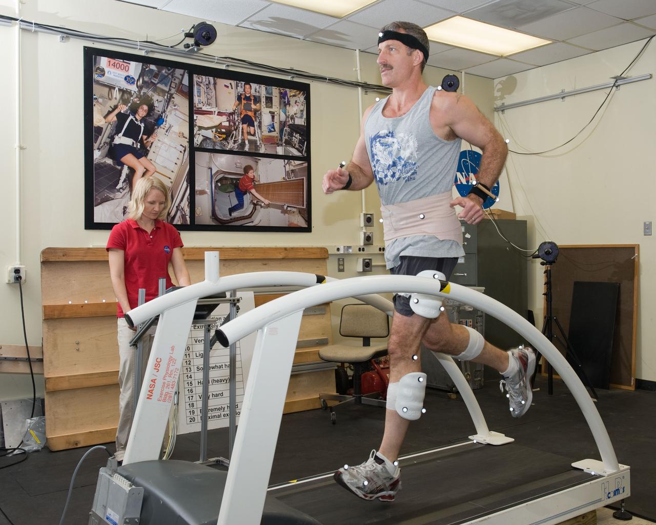 PHOTO DATE: 5-12-11 LOCATION: Building 261 - Room 138 SUBJECT: Expedition 29 Preflight Training with Dan Burbank during Treadmill Kinematics Baseline Data Collection. WORK ORDER: 2011-1214 PHOTOGRAPHER: Lauren Harnett