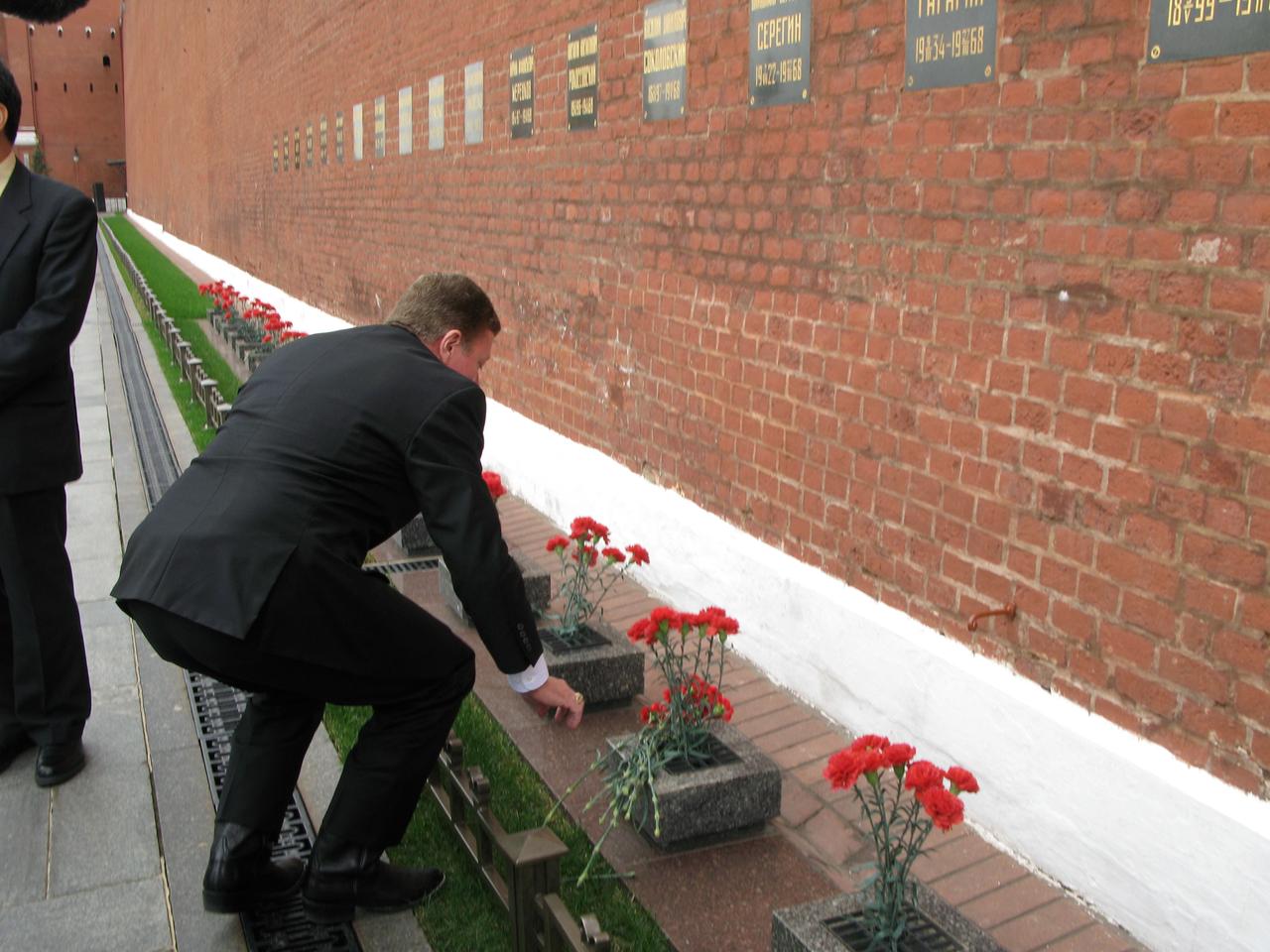 Expedition 28 Flight Engineer Mike Fossum of NASA lays flowers at the Kremlin Wall in Red Square in Moscow May 16, 2011 and he and his crewmates conducted traditional activities in advance of their launch June 8 in the Soyuz TMA-02M spacecraft from the Baikonur Cosmodrome in Kazakhstan for the International Space Station. Fossum will be launched with Japan Aerospace Exploration Agency Flight Engineer Satoshi Furukawa and Soyuz Commander Sergei Volkov.