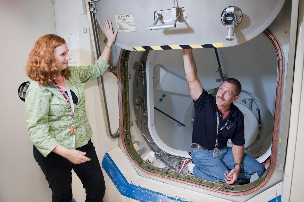 Expedition 29/30 ISS Habitability Equipment and Procedures training in ISS mockups.  Photo Date: May 17, 2011.  Location: Bldg. 9NW - ISS Mockups.  Photographer: Robert Markowitz.