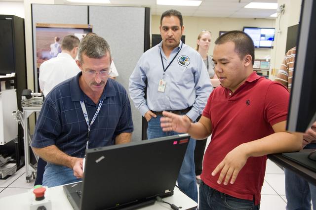NASA image: Expedition 29/30 crew training with astronaut Dan Burbank