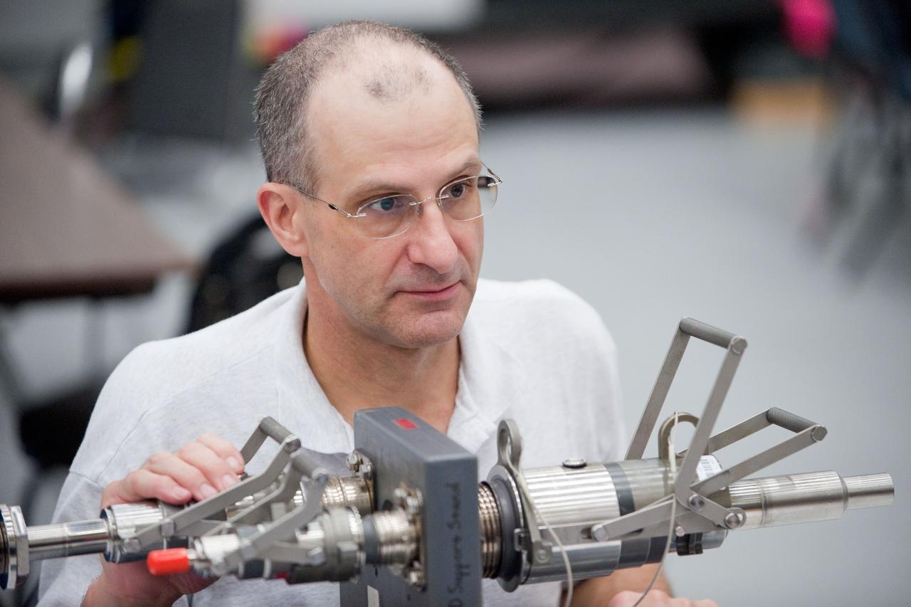 PHOTO DATE: 06-23-11 LOCATION: Bld 9NW SUBJECT: Expedition 29 crew members, Dan Burbank, Don Pettit and Andre Kuiper during EVA Fluid QD Ops with instructor Sandra Moore WORK ORDER: 2011-1643 PHOTOGRAPHER: James Blair