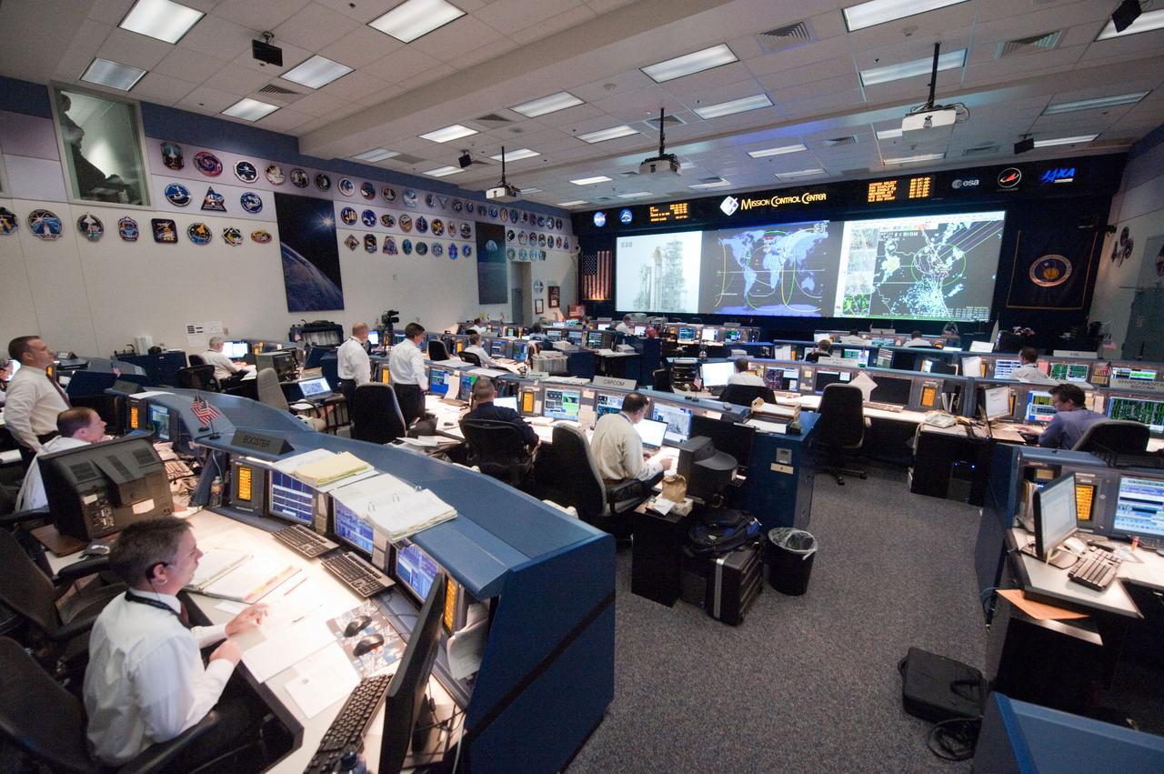 PHOTO DATE: 08 July 2011 LOCATION: Bldg. 30 south - WFCR, SMG SUBJECT: STS-135 Flight Controllers on Console during last space shuttle launch WORK ORDER:  01815-BS___07-08-11-STS 135 LAUNCH WFCR PHOTOGRAPHER: Bill Stafford