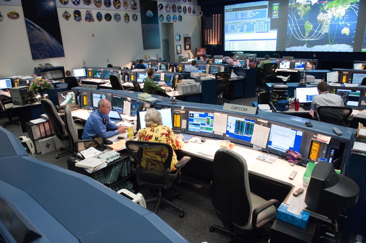 PHOTO DATE: 12 July 2011 LOCATION: Bldg. 30 - WFCR SUBJECT: STS-135 Orbit 3 Flight Controllers in WFCR. PHOTOGRAPHER: Mark Sowa