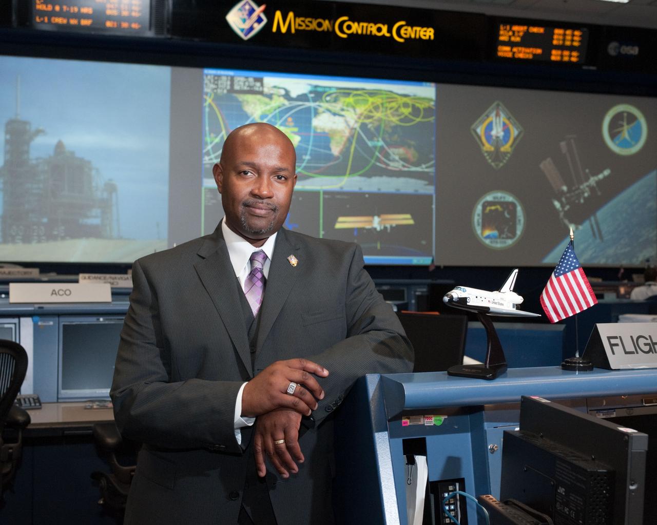 PHOTO DATE:   07-06-11 LOCATION: Bldg. 30 SUBJECT: STS-135 Flight Controllers on Console  WORK ORDER:01910-BS___STS 135 FLIGHT DIRECTORS-07-06-11 PHOTOGRAPHER: BILL STAFFORD