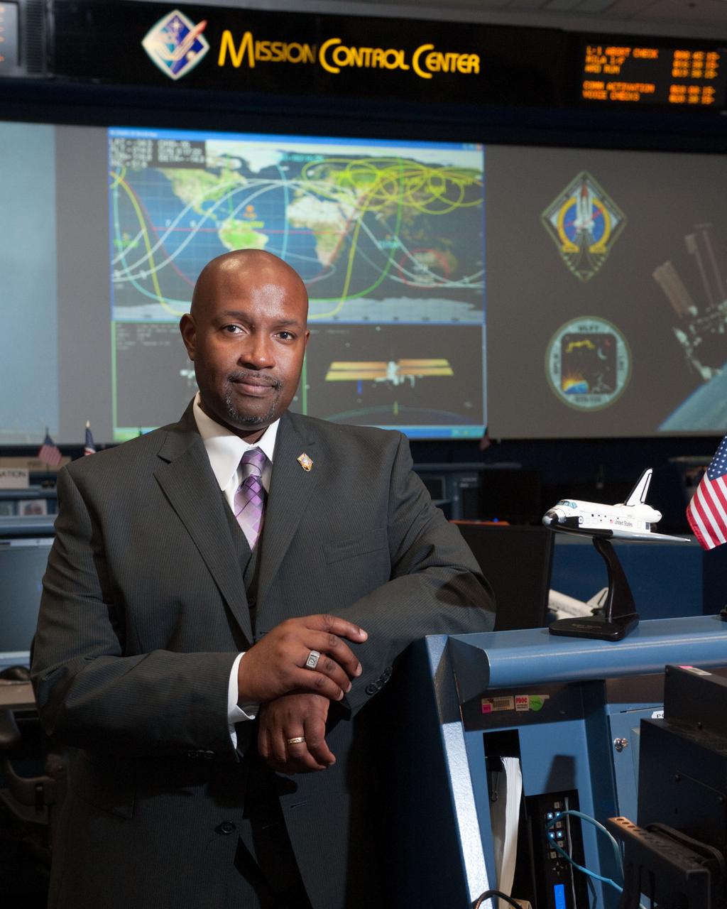 PHOTO DATE:   07-06-11 LOCATION: Bldg. 30 SUBJECT: STS-135 Flight Controllers on Console  WORK ORDER:01910-BS___STS 135 FLIGHT DIRECTORS-07-06-11 PHOTOGRAPHER: BILL STAFFORD