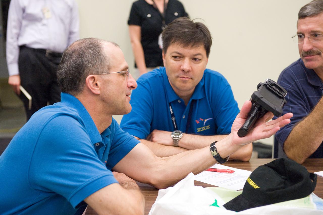 PHOTO DATE: 7-13-11  LOCATION: Bldg. 9NW - ISS Mockups    SUBJECT: Expedition 29/30 and Expedition 30/31 joint training sessions during Routine Ops training. Photograph crew working together and with instructors WORK ORDER: 02250-DCB-Exp 29-30 Training_07-13-11 PHOTOGRAPHER: Devin Boldt