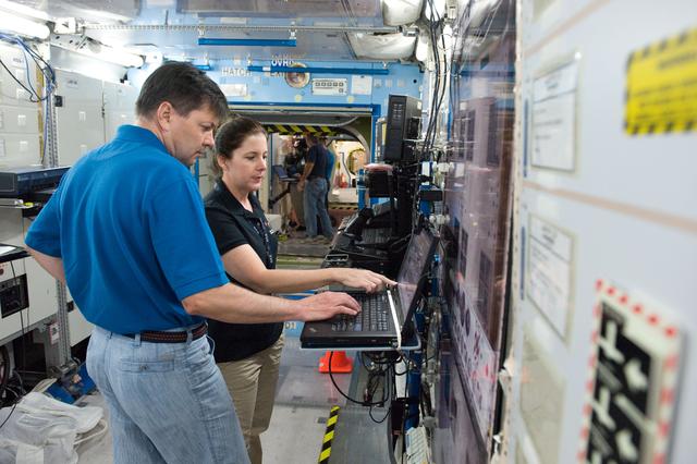 NASA image: Expedition 29/30 and Expedition 30/31 joint training sessions