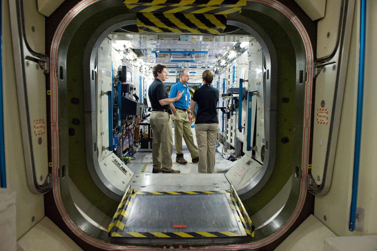 PHOTO DATE: 7-13-11  LOCATION: Bldg. 9NW - ISS Mockups    SUBJECT: Expedition 29/30 and Expedition 30/31 joint training sessions during Routine Ops training. Photograph crew working together and with instructors WORK ORDER: 02250-DCB-Exp 29-30 Training_07-13-11 PHOTOGRAPHER: Devin Boldt