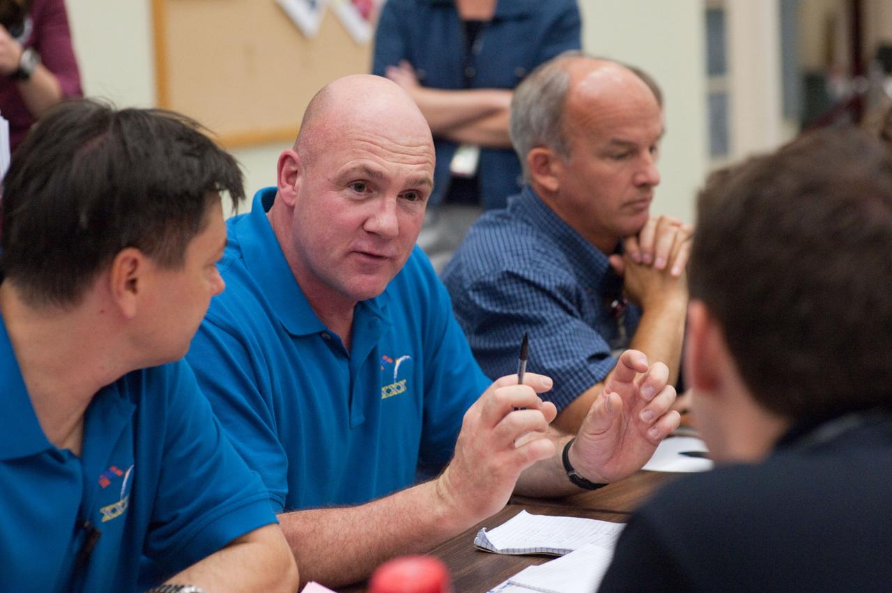 PHOTO DATE: 7-14-11  LOCATION: Bldg. 9NW - ISS Mockups    SUBJECT: Expedition 30/31/32 crew members during Emergency Scenarios. WORK ORDER:   02269-DCB_Exp 30-31-32 Training_07-14-11 PHOTOGRAPHER: Devin Boldt