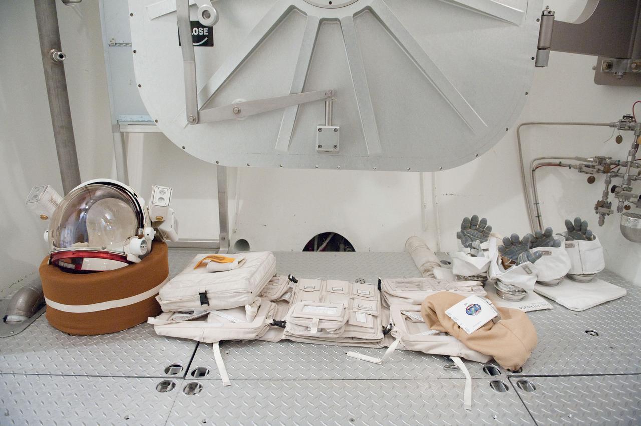 PHOTO DATE: 31 August 2011 LOCATION: Bldg. 7, SSATA Chamber SUBJECT: Expedition 32 crew member and JAXA astronaut, Akihiko Hoshide in SSATA Chamber during Dry Run. STB-ST-942. PHOTOGRAPHER: Mark Sowa