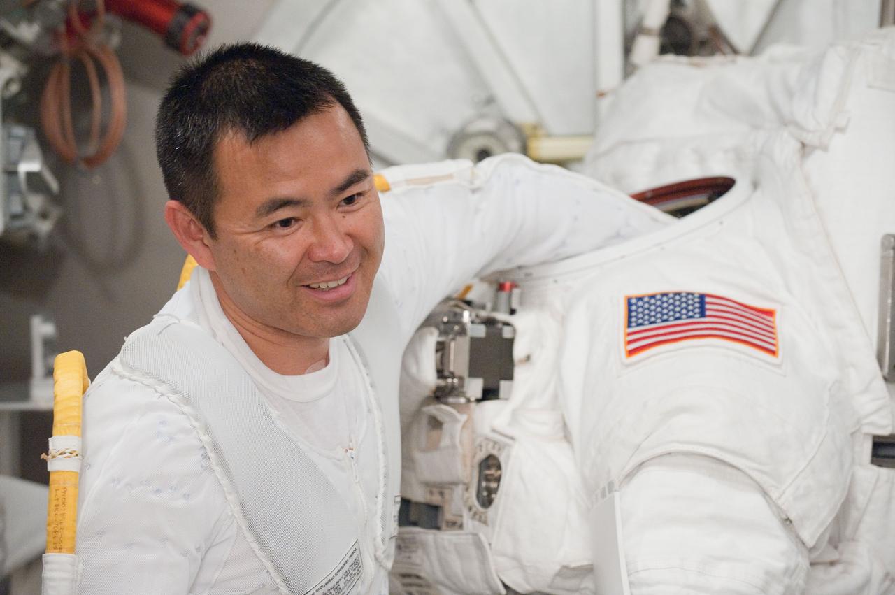 PHOTO DATE: 31 August 2011 LOCATION: Bldg. 7, SSATA Chamber SUBJECT: Expedition 32 crew member and JAXA astronaut, Akihiko Hoshide in SSATA Chamber during Dry Run. STB-ST-942. PHOTOGRAPHER: Mark Sowa