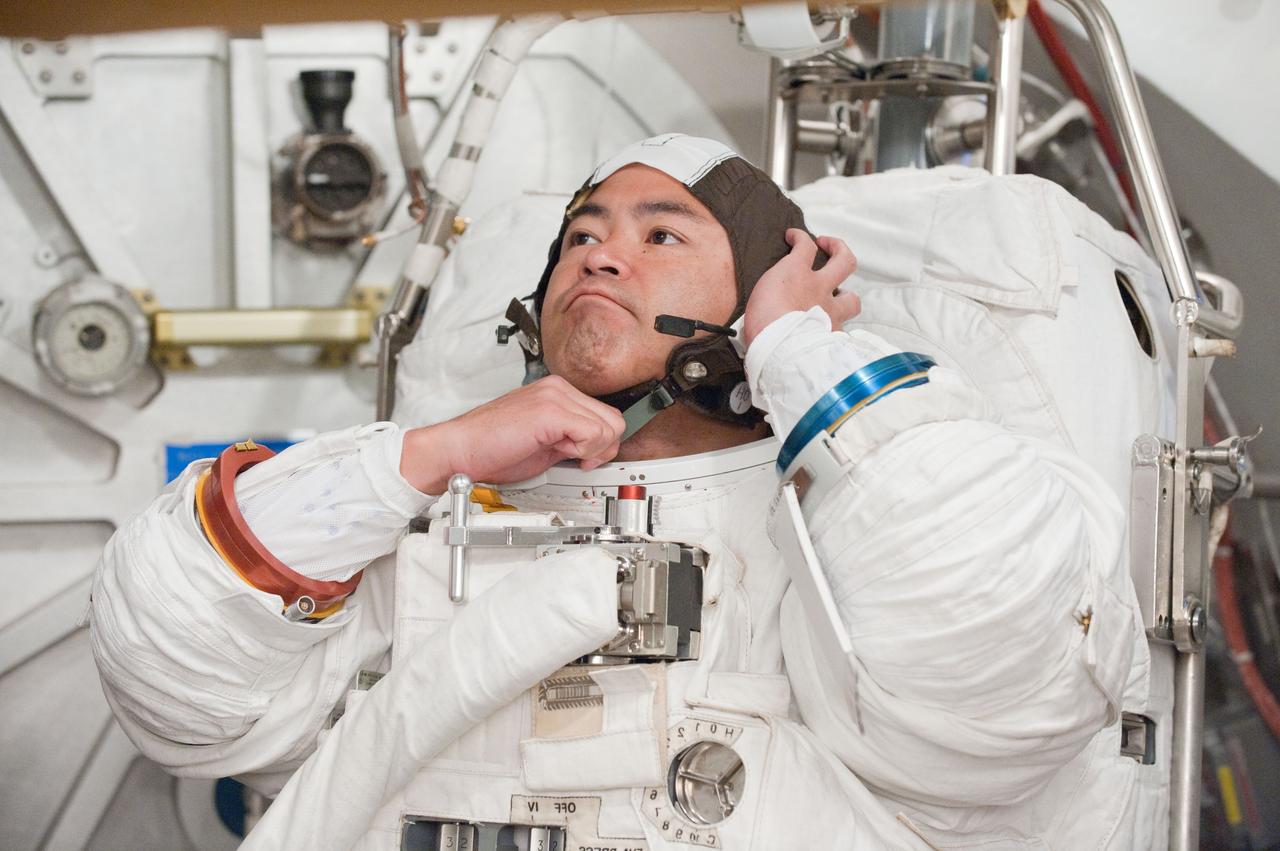 PHOTO DATE: 31 August 2011 LOCATION: Bldg. 7, SSATA Chamber SUBJECT: Expedition 32 crew member and JAXA astronaut, Akihiko Hoshide in SSATA Chamber during Dry Run. STB-ST-942. PHOTOGRAPHER: Mark Sowa