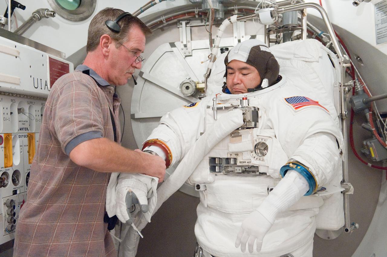 PHOTO DATE: 31 August 2011 LOCATION: Bldg. 7, SSATA Chamber SUBJECT: Expedition 32 crew member and JAXA astronaut, Akihiko Hoshide in SSATA Chamber during Dry Run. STB-ST-942. PHOTOGRAPHER: Mark Sowa