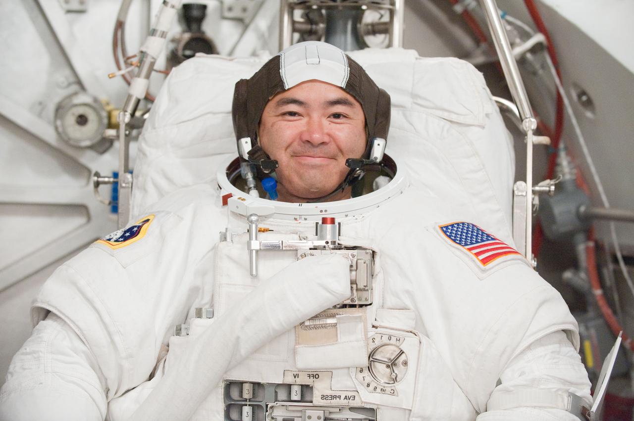 PHOTO DATE: 31 August 2011 LOCATION: Bldg. 7, SSATA Chamber SUBJECT: Expedition 32 crew member and JAXA astronaut, Akihiko Hoshide in SSATA Chamber during Dry Run. STB-ST-942. PHOTOGRAPHER: Mark Sowa