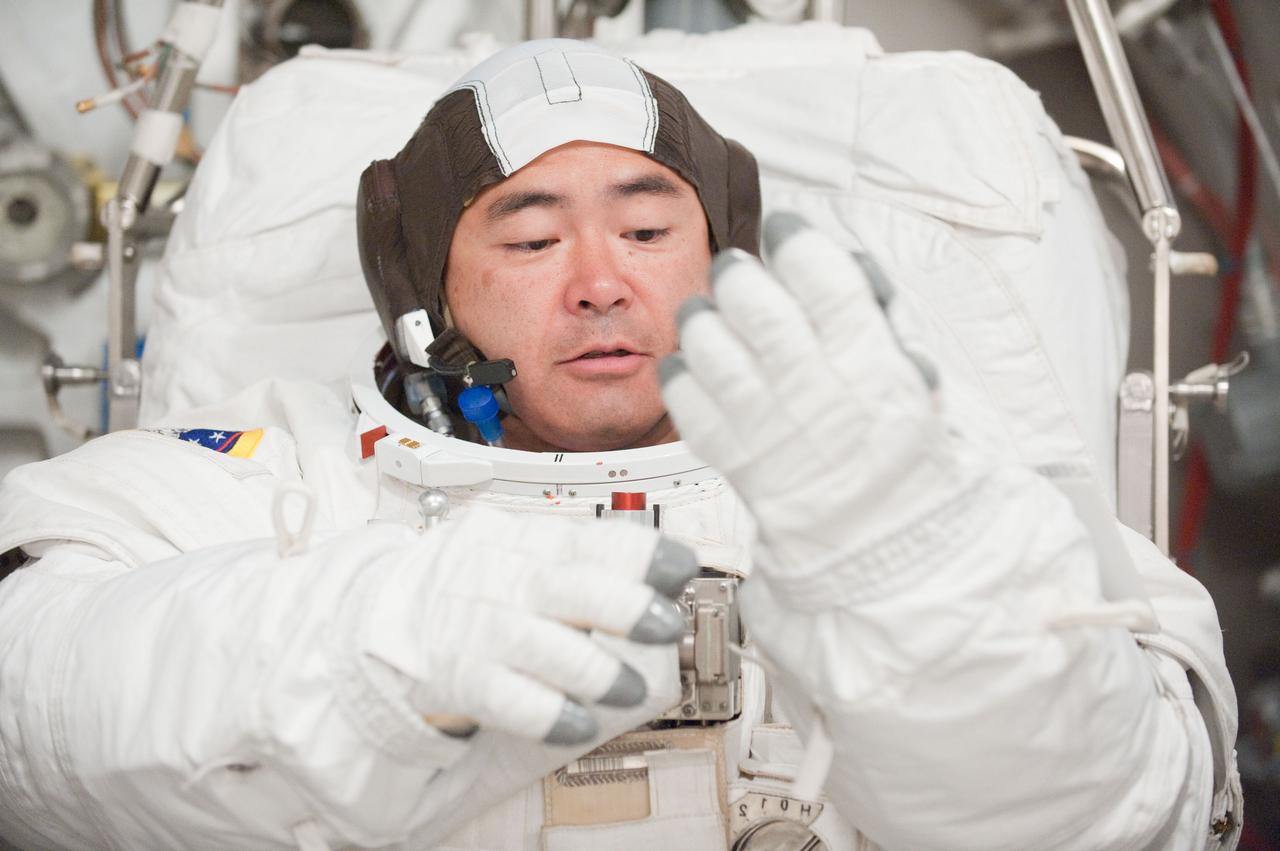 PHOTO DATE: 31 August 2011 LOCATION: Bldg. 7, SSATA Chamber SUBJECT: Expedition 32 crew member and JAXA astronaut, Akihiko Hoshide in SSATA Chamber during Dry Run. STB-ST-942. PHOTOGRAPHER: Mark Sowa