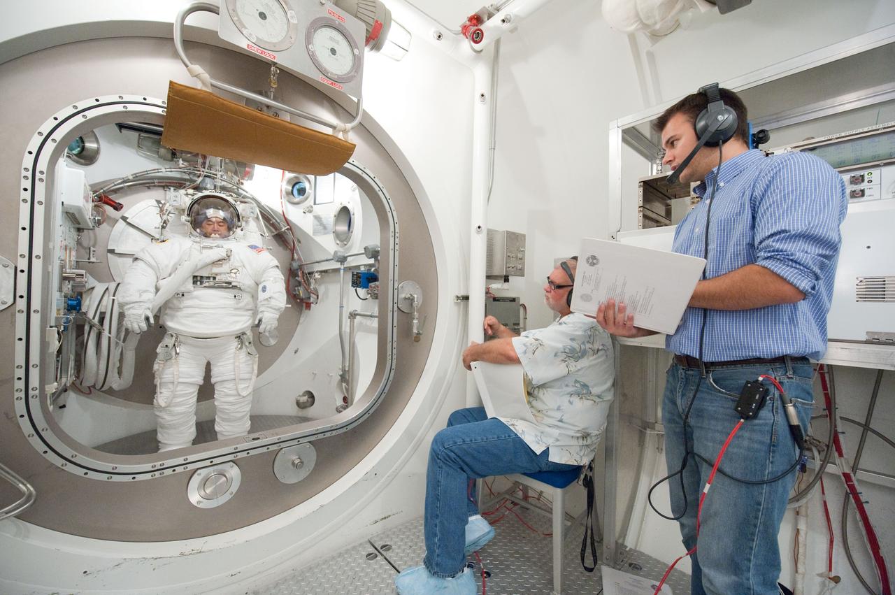 PHOTO DATE: 31 August 2011 LOCATION: Bldg. 7, SSATA Chamber SUBJECT: Expedition 32 crew member and JAXA astronaut, Akihiko Hoshide in SSATA Chamber during Dry Run. STB-ST-942. PHOTOGRAPHER: Mark Sowa