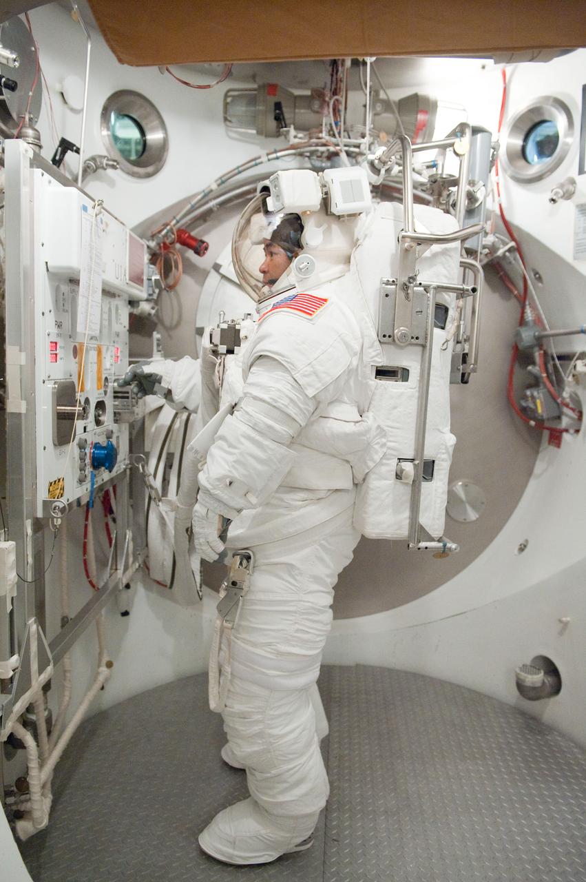 PHOTO DATE: 31 August 2011 LOCATION: Bldg. 7, SSATA Chamber SUBJECT: Expedition 32 crew member and JAXA astronaut, Akihiko Hoshide in SSATA Chamber during Dry Run. STB-ST-942. PHOTOGRAPHER: Mark Sowa