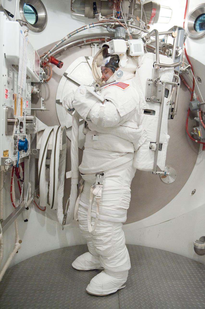 PHOTO DATE: 31 August 2011 LOCATION: Bldg. 7, SSATA Chamber SUBJECT: Expedition 32 crew member and JAXA astronaut, Akihiko Hoshide in SSATA Chamber during Dry Run. STB-ST-942. PHOTOGRAPHER: Mark Sowa