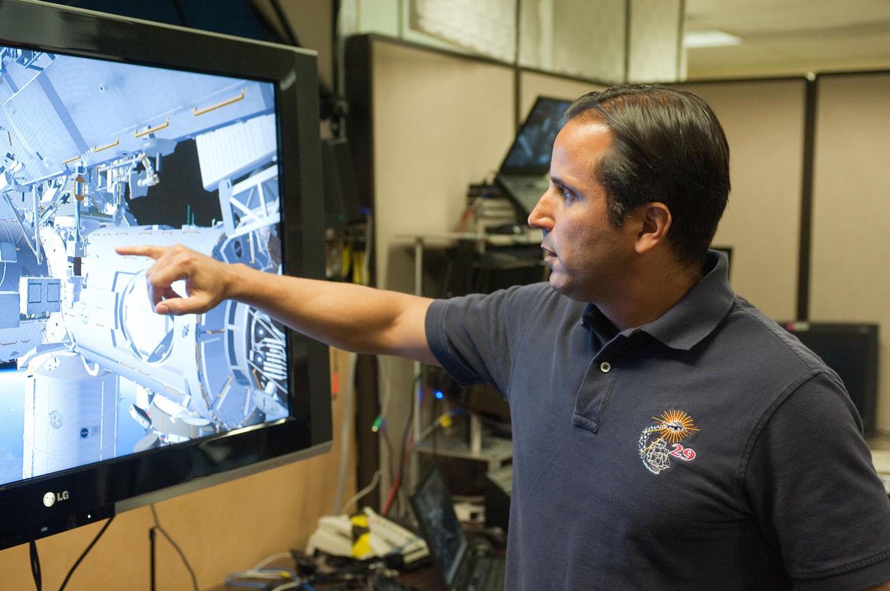 PHOTO DATE:   09-14-11 LOCATION:   Bldg 9, VR lab SUBJECT:  ISS Expedition 31 crew member Joe Acaba during training in VR Lab WORK ORDER:  02796-BS___JOE ACABA-09-14-11 PHOTOGRAPHER:   BILL STAFFORD