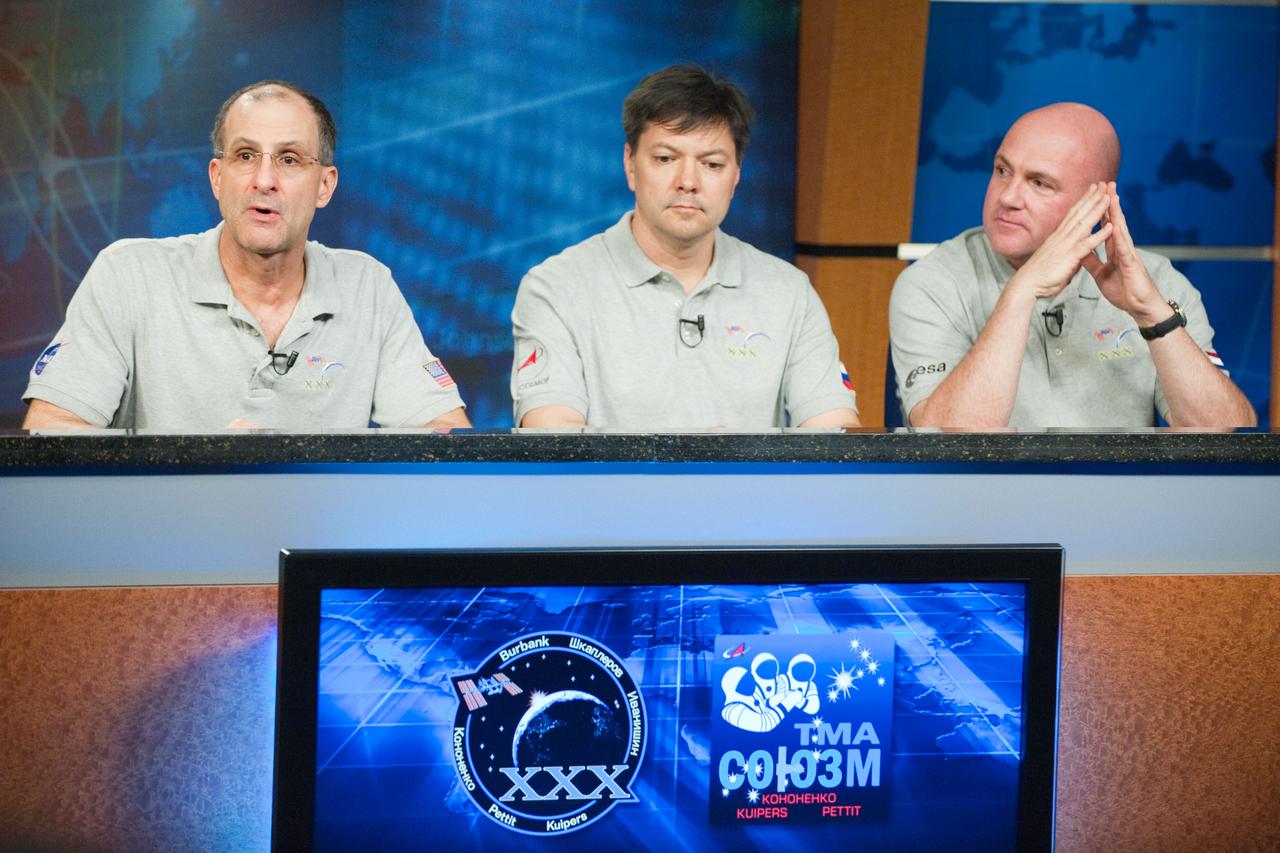 DATE: 9-20-11 LOCATION: Bldg. 2N, Press Conf. Room SUBJECT: Soyuz 29 Crew News Conference at JSC (Don Pettit, Andre Kuipers (ESA), Oleg Kononenko (RSA) ) PHOTOGRAPHER: Lauren Harnett