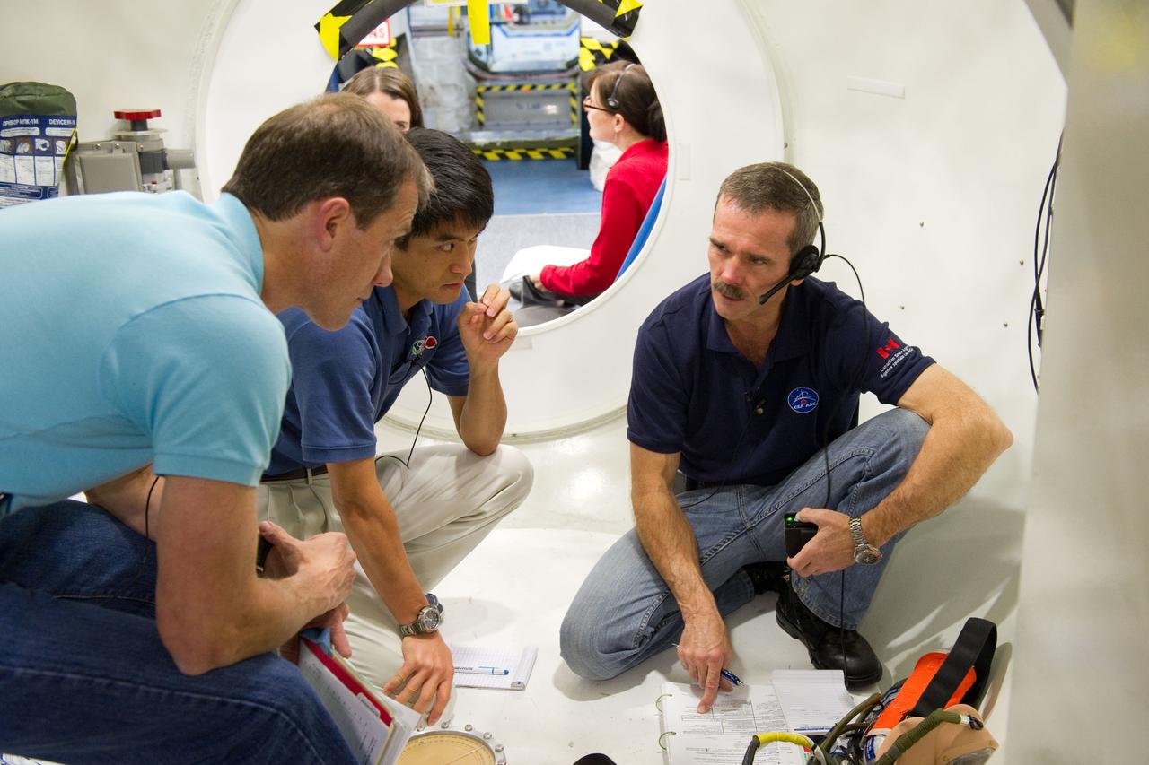 Date: 12-05-11 Location: Bldg 9NW, ISS Mockup Subject:  Expedition 33 Soyuz crew Tom Marshburn and Chris Hadfield during their Emergency Scene training Photographer: James Blair