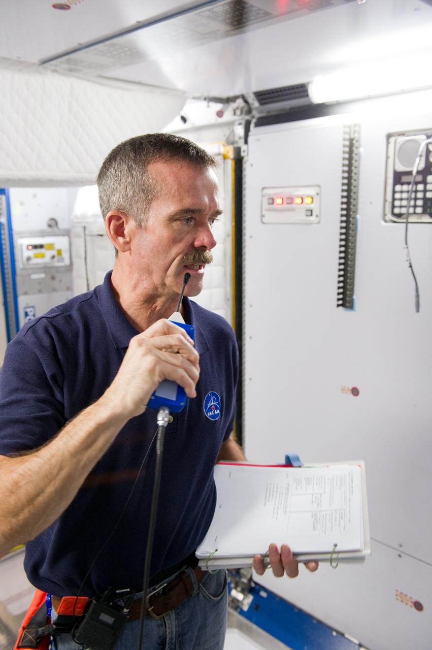 Date: 12-05-11 Location: Bldg 9NW, ISS Mockup Subject:  Expedition 33 Soyuz crew Tom Marshburn and Chris Hadfield during their Emergency Scene training Photographer: James Blair