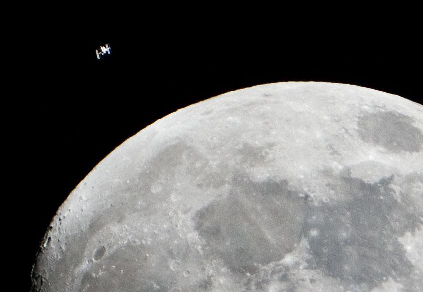 DATE: 1-4-11 LOCATION: JSC SUBJECT: Space Station flying by the moon PHOTOGRAPHER: Lauren Harnett
