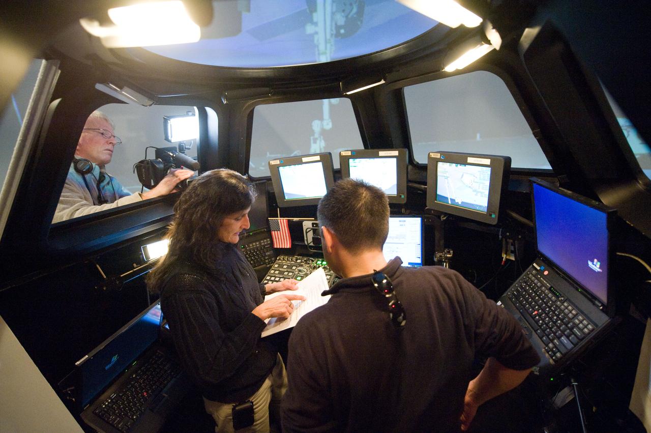 Expedition 33 crew members Suni Williams and Aki Hoshide at the SSRMS Track and Capture training station in the SES Dome.  Photo Date: January 13, 2012.  Location: Building 16, SES Dome.  Photographer: Robert Markowitz