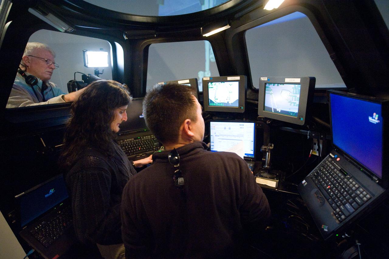 Expedition 33 crew members Suni Williams and Aki Hoshide at the SSRMS Track and Capture training station in the SES Dome.  Photo Date: January 13, 2012.  Location: Building 16, SES Dome.  Photographer: Robert Markowitz