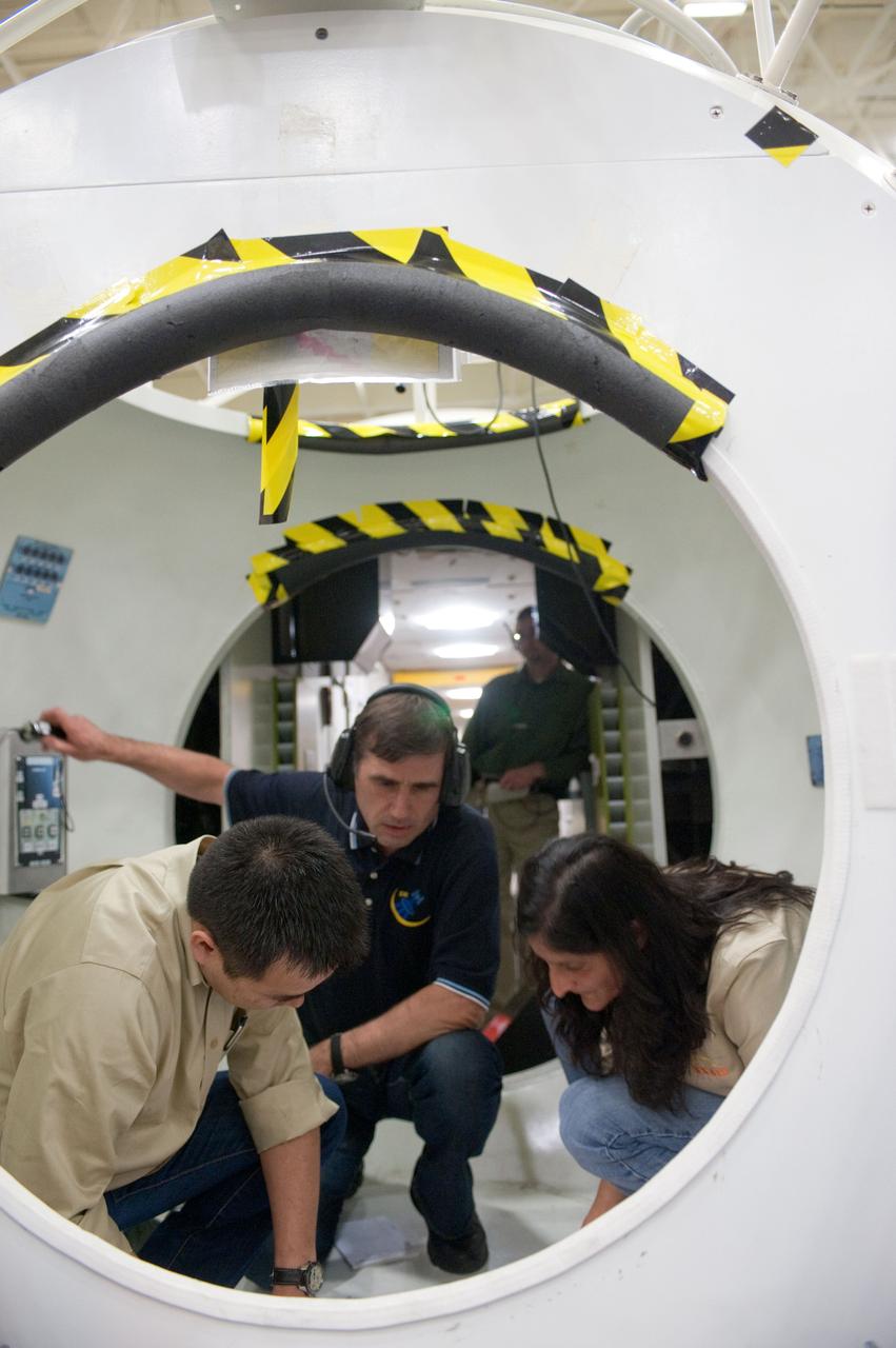 PHOTO DATE: 17 JANUARY 2012 LOCATION: Bldg. 9NW - ISS Mockups SUBJECT: Expedition 31/32/33 Emergency Scenarios training. PHOTOGRAPHER: Bill Stafford