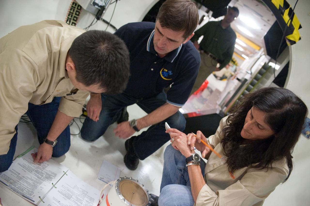 PHOTO DATE: 17 JANUARY 2012 LOCATION: Bldg. 9NW - ISS Mockups SUBJECT: Expedition 31/32/33 Emergency Scenarios training. PHOTOGRAPHER: Bill Stafford