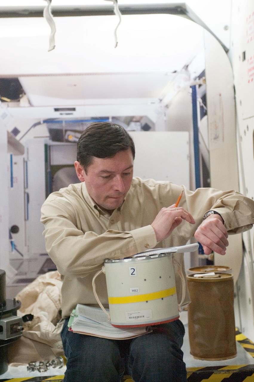 PHOTO DATE: 17 JANUARY 2012 LOCATION: Bldg. 9NW - ISS Mockups SUBJECT: Expedition 31/32/33 Emergency Scenarios training. PHOTOGRAPHER: Bill Stafford