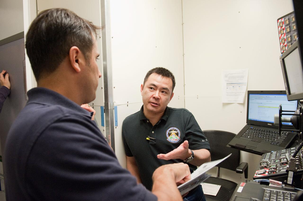 Date: 03-08-12 Location: Bldg 5, SSTF Subject: Expedition 32 (Soyuz 31) crew membesr Aki Hoshide, Sunita Williams and Joseph Acaba during JAXA's HTV sim, FE Rendezvous/Deployment in building 5's space station training facility with Robo instructor Melanie Miller. Photographer: James Blair