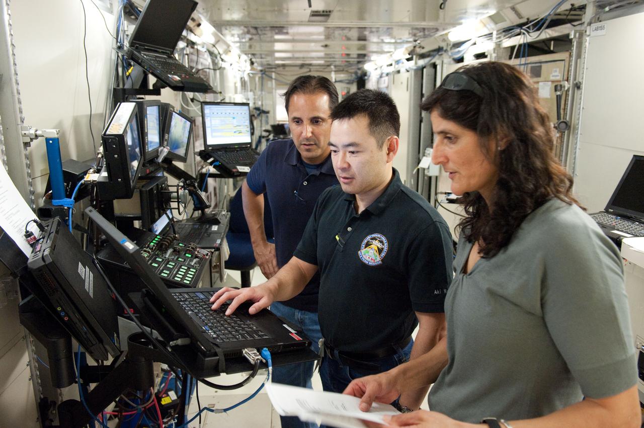 Date: 03-08-12 Location: Bldg 5, SSTF Subject: Expedition 32 (Soyuz 31) crew membesr Aki Hoshide, Sunita Williams and Joseph Acaba  during JAXA's HTV sim, FE Rendezvous/Deployment in building 5's space station training facility with Robo instructor Melanie Miller.  Photographer: James Blair